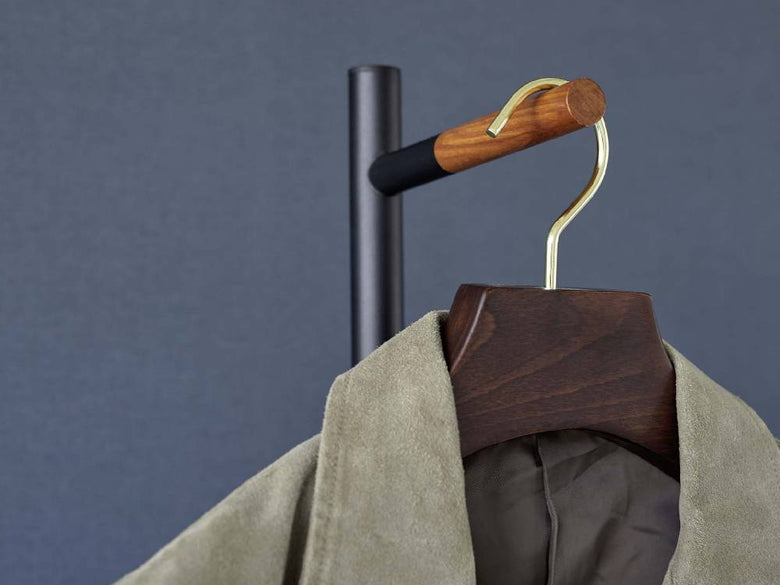 エントランスに置かれた高さ162.5cmのタワー型コートハンガー、スチール製本体と天然木フックが特徴