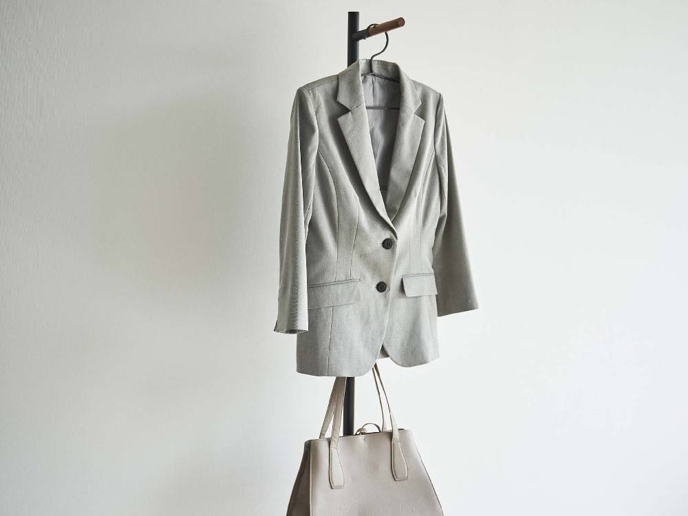 【tower/タワー】エントランスコートハンガーの写真。粉体塗装されたスチール製本体に天然木のフックが複数取り付けられており、高さ約162.5cm。