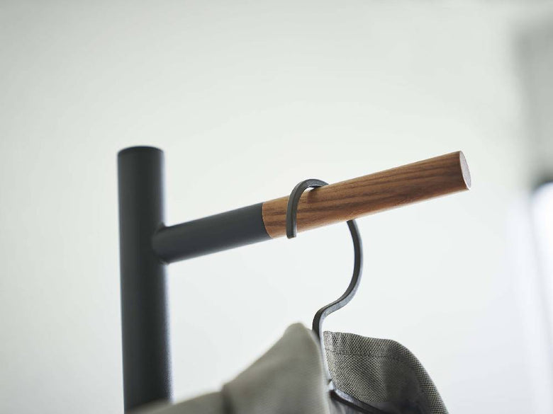 玄関用スチール製エントランスコートハンガー『tower』。高さ162.5cmで、複数のフックとロープが特徴的なデザイン。コートやアクセサリーを整理するのに最適です。