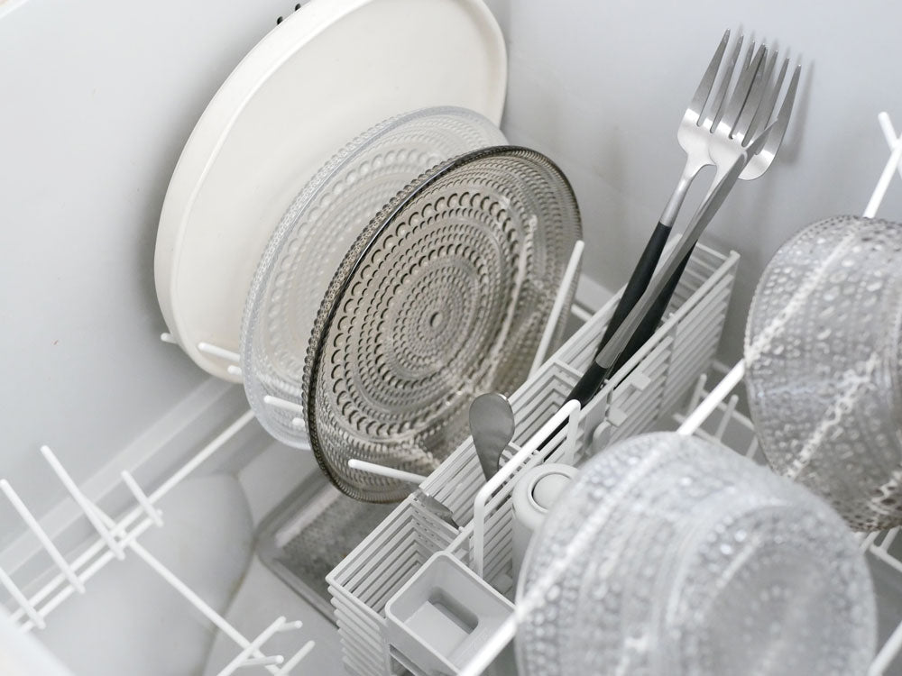 イッタラ カステヘルミ 無鉛ガラス製17cmと24.8cmのプレートがキッチンで並べられている様子