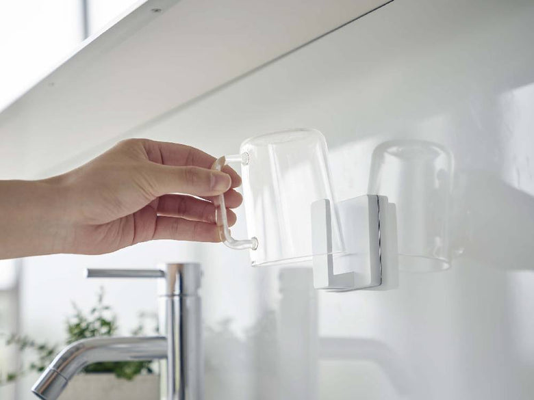 キッチンシンクに設置された【MIST/ミスト】フィルムフック タンブラーホルダー