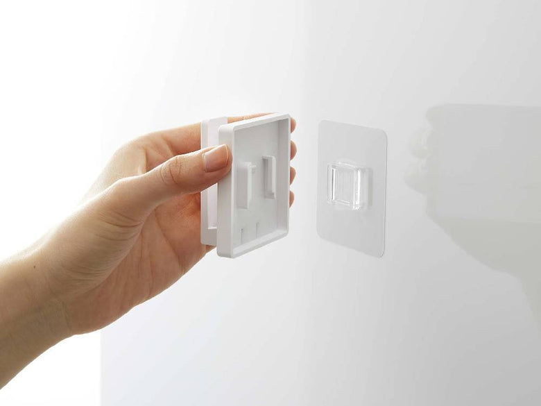 MISTフィルムフック タンブラーホルダーが光沢のある平らな壁面にしっかりと取り付けられている様子