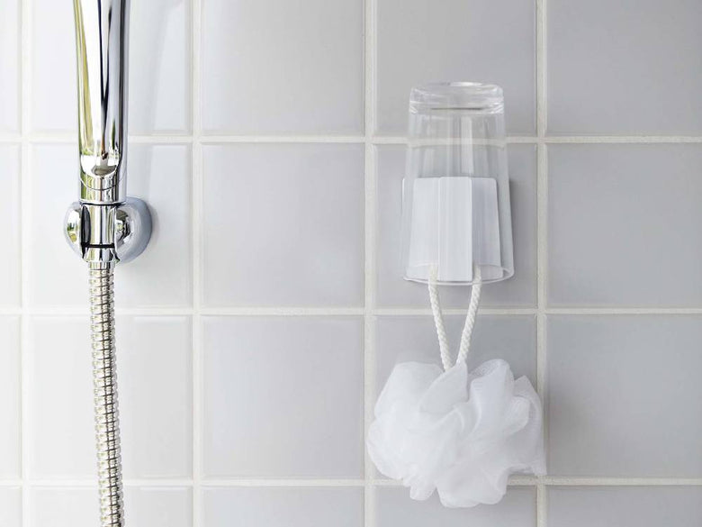 銀色の【MIST/ミスト】フィルムフック タンブラーホルダーがバスルームの壁に取り付けられている様子