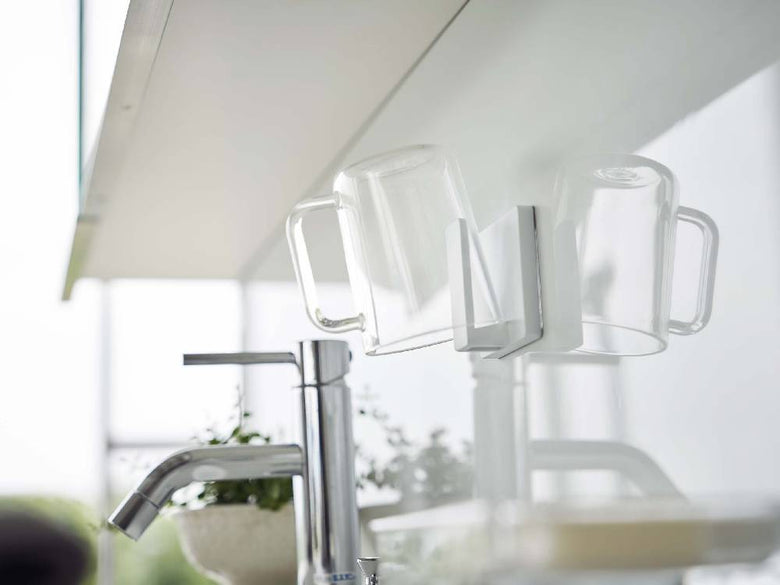 キッチンカウンターに取り付けられた【MIST/ミスト】フィルムフック タンブラーホルダー。ABS樹脂製でポリカーボネートのフィルムフックが特徴的