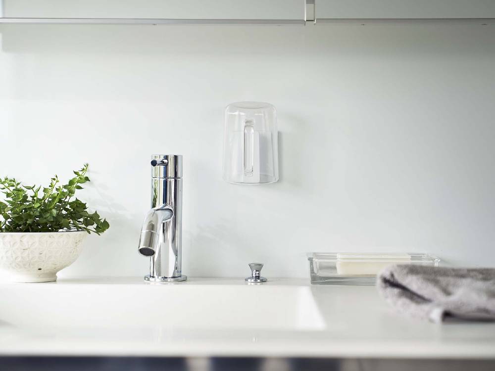 キッチンカウンターに取り付けられた【MIST/ミスト】フィルムフック タンブラーホルダーとシンク、蛇口が見えるインテリアデザイン