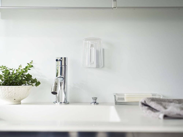 キッチンカウンターに取り付けられた【MIST/ミスト】フィルムフック タンブラーホルダーとシンク、蛇口が見えるインテリアデザイン