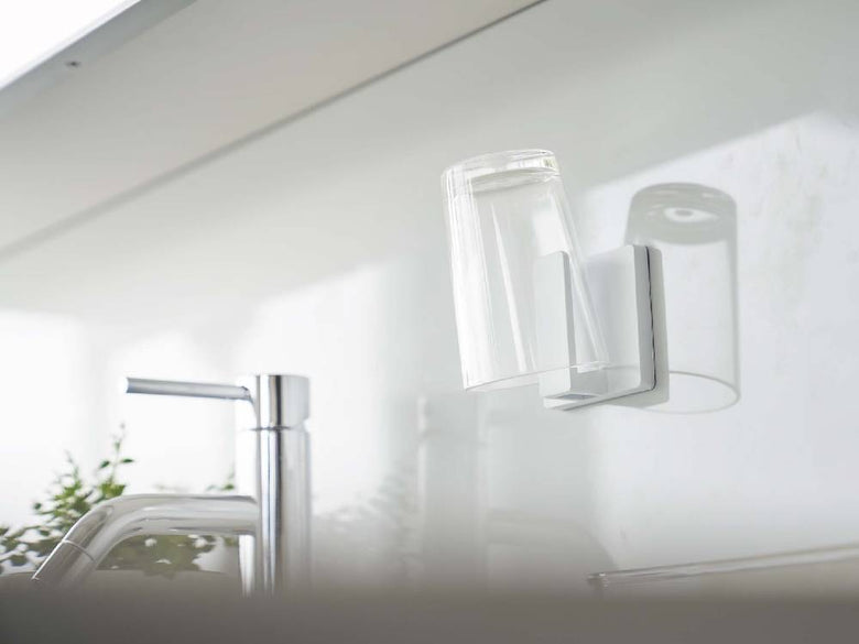「MIST/ミスト」フィルムフック タンブラーホルダーがキッチンカウンターに取り付けられ、グラスを掛けている様子