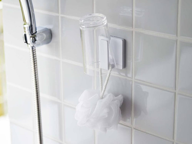 光沢のある壁面に取り付けられた【MIST/ミスト】フィルムフック タンブラーホルダーの製品画像