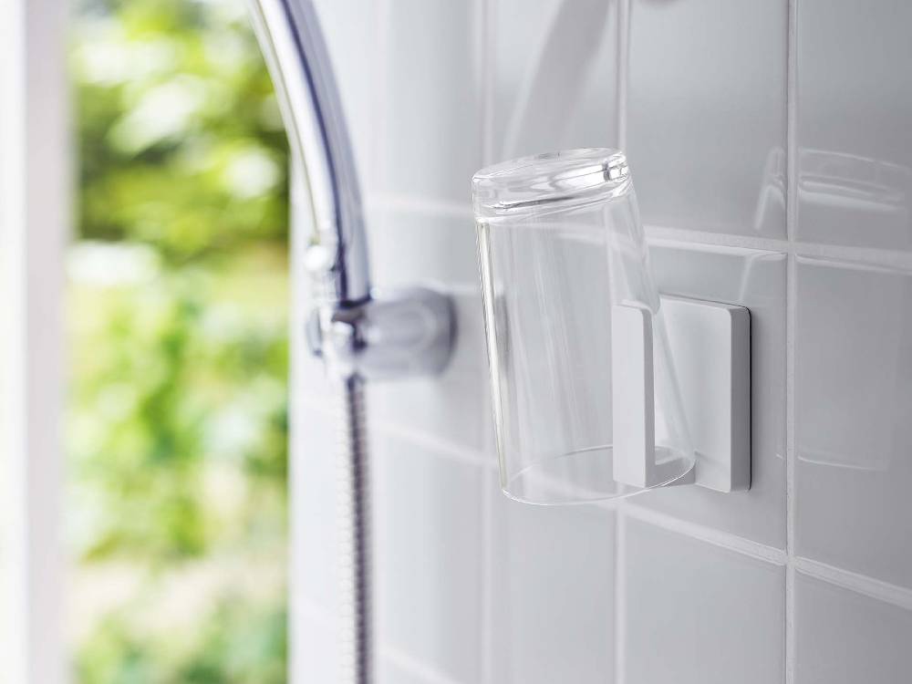 【MIST/ミスト】フィルムフック タンブラーホルダーが浴室のガラス面に取り付けられており、ハンドルやタップを掛けられる様子。ABS樹脂とポリカーボネート製で耐荷重500g。