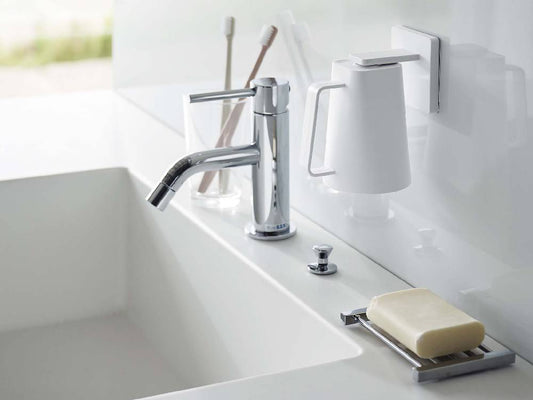 浴室の洗面台にマグネットタンブラーを掛ける【MIST/ミスト】フィルムフックの設置例