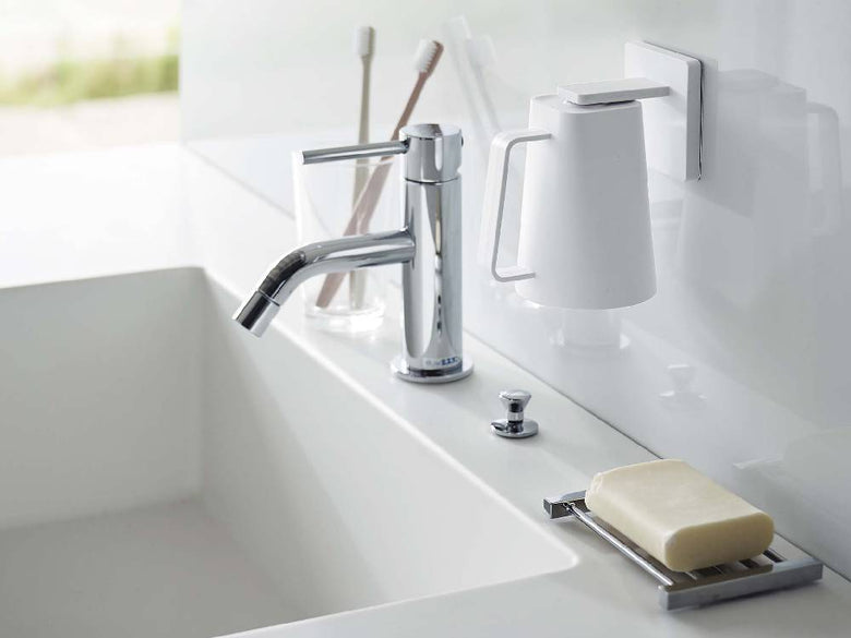 浴室の洗面台にマグネットタンブラーを掛ける【MIST/ミスト】フィルムフックの設置例