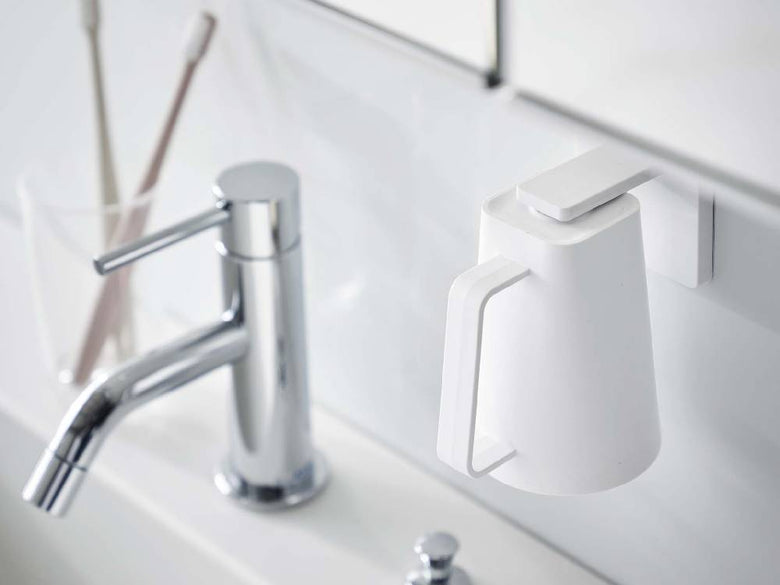 キッチンシンクに設置された【MIST/ミスト】フィルムフックとマグネットタンブラー、蛇口や配管器具と一緒に