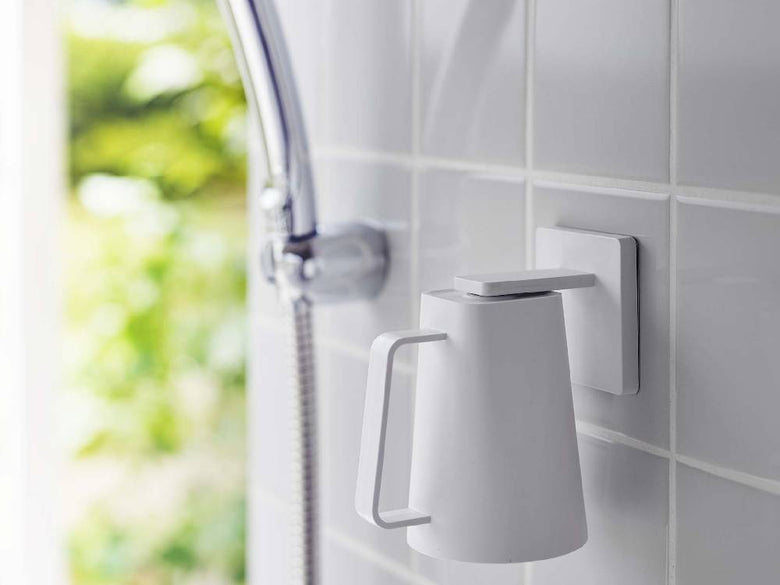 銀色の蛇口とシンクに取り付けられたマグネットタンブラー用フィルムフック、プラスチック製の家庭用ハードウェアと観葉植物が配置されたキッチン