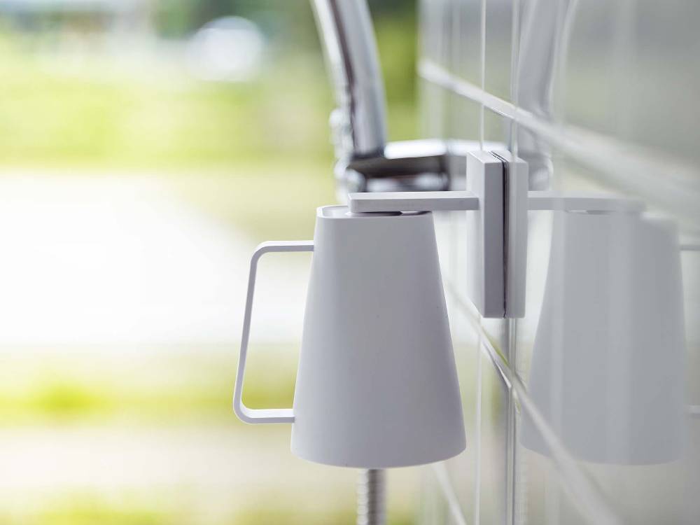 MISTフィルムフック マグネットタンブラー。銀色とスチールのアルミニウム素材で作られた照明器具対応のホルダー