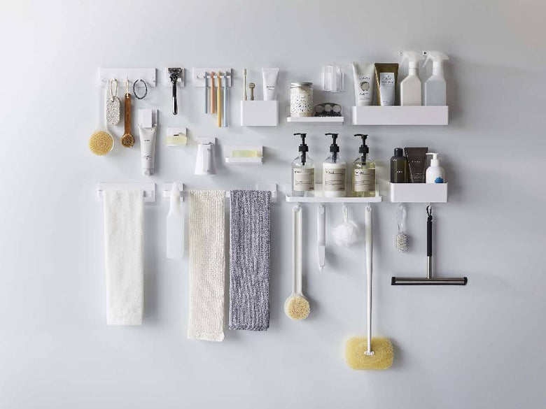 キッチンの棚に設置された【MIST/ミスト】フィルムフック マグネットタンブラーと調理器具、タオルが整然と並んでいる様子