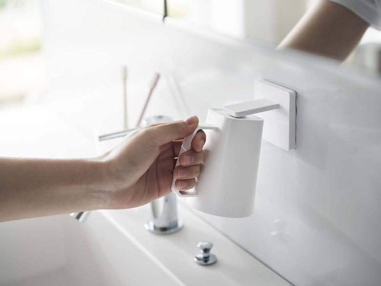 MISTフィルムフック マグネットタンブラーが浴室のシンク横に取り付けられている様子