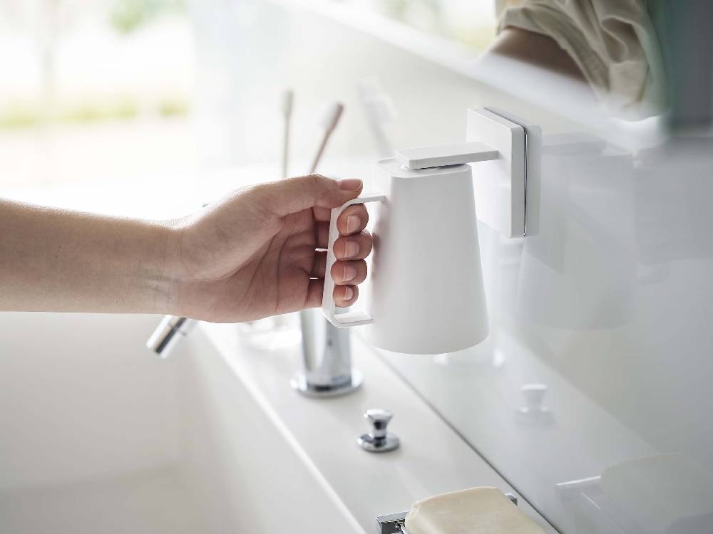 蛇口付きのシンクと配管器具の写真