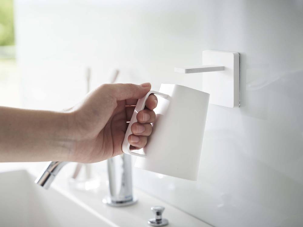 キッチンの水栓にMISTフィルムフックとマグネットタンブラーが取り付けられ、隣に観葉植物が配置されている様子