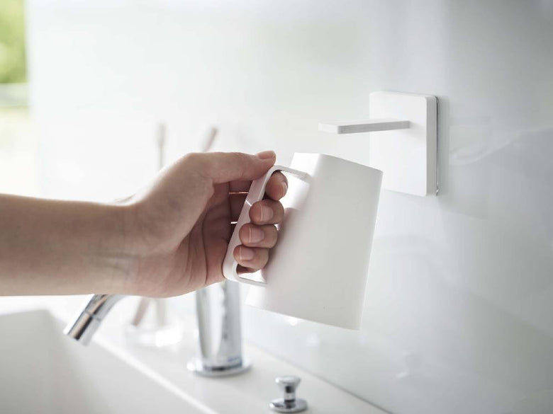 キッチンの水栓にMISTフィルムフックとマグネットタンブラーが取り付けられ、隣に観葉植物が配置されている様子