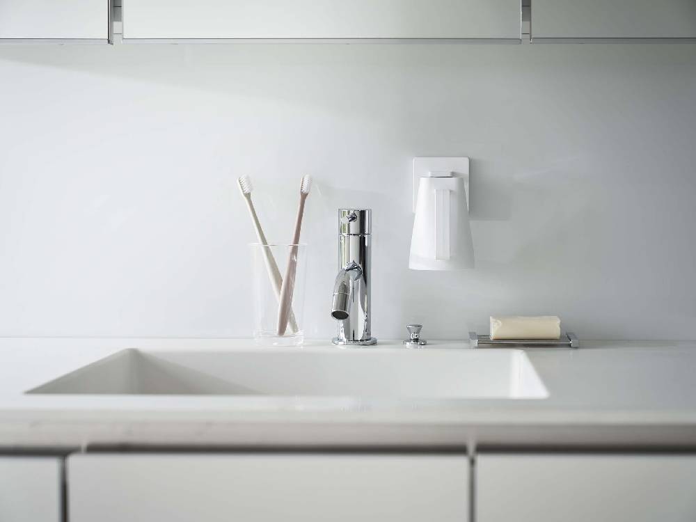 シルバーのキッチンシンクと水栓の上に取り付けられた【MIST/ミスト】フィルムフック マグネットタンブラー