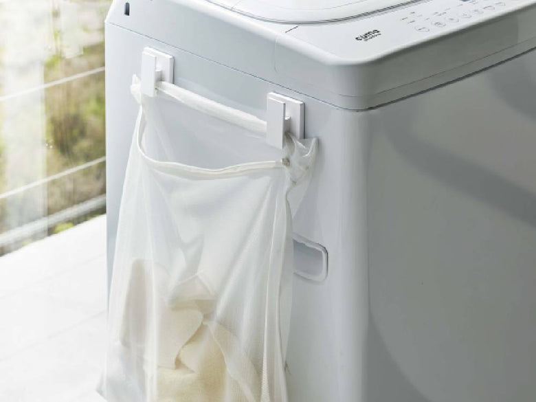 家庭用洗濯機と衣類乾燥機が配置された洗濯室