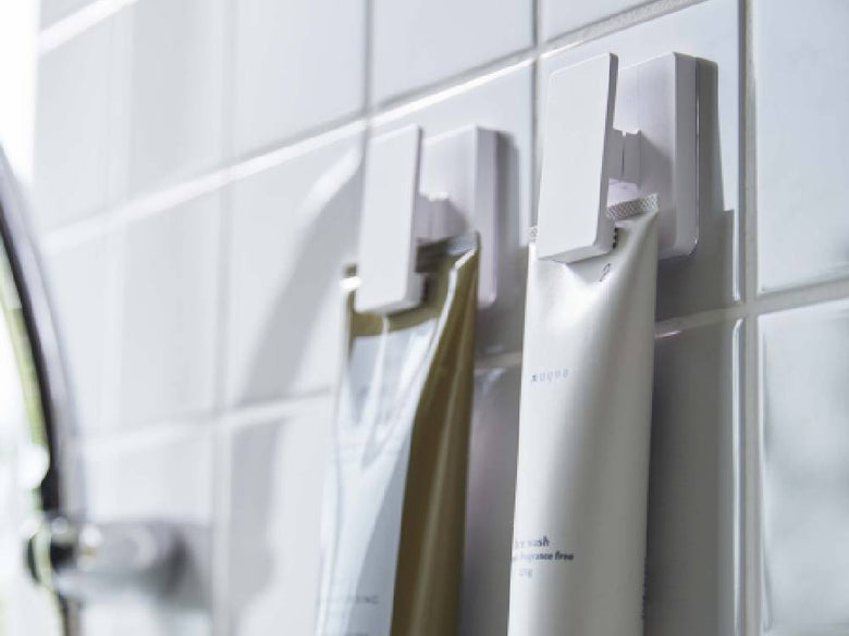 ミストブランドのフィルムフック ワイドクリップ2個組。シルバーのプラスチック製でバスルームやキッチンの平らな壁面に取り付け可能なデザイン。