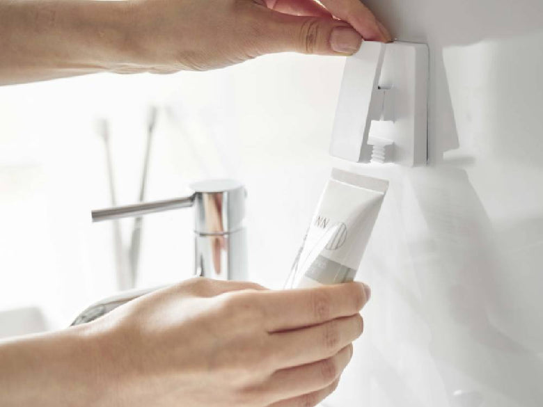 MISTミストのフィルムフックワイドクリップ2個組が光沢のある平らな壁面に取り付けられている写真