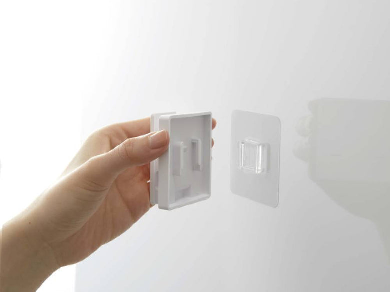 MIST/ミストのフィルムフック ワイドクリップ2個組。プラスチック製で耐荷重約500gのクリップが並んでいる様子