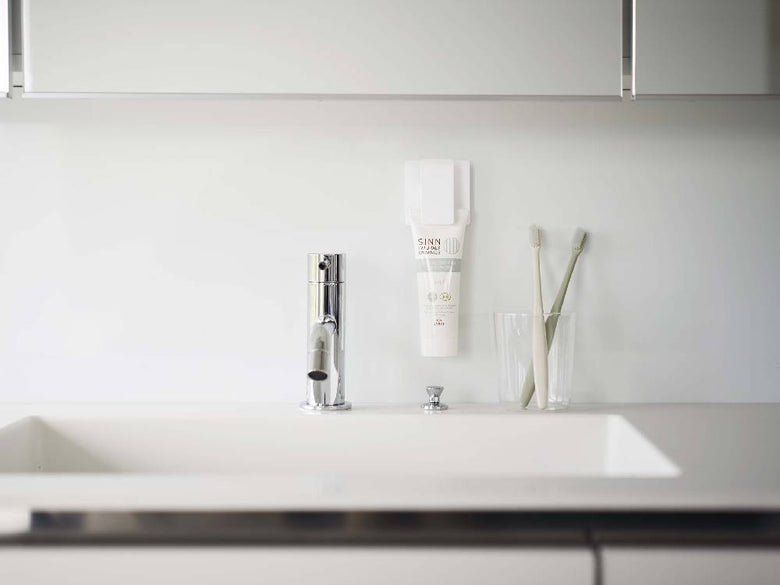 キッチンシンクのカウンタートップに設置された【MIST/ミスト】フィルムフック ワイドクリップ2個組。シルバー色のABS樹脂製で、タップやシンク周りの収納に便利に使用されています。