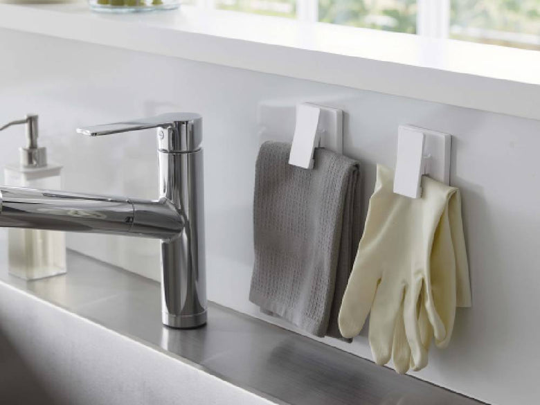 銀色の蛇口付き浴室用シンクと鉢植え、家庭用ハードウェアが配置された画像