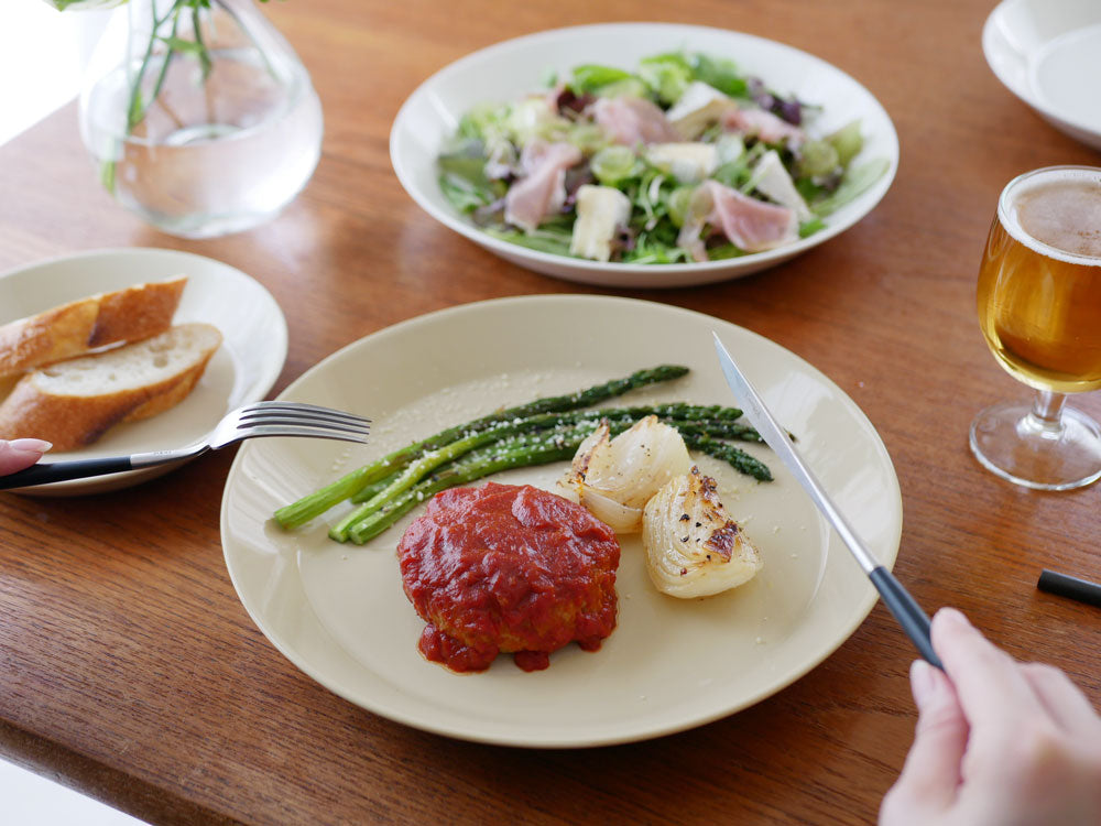 イッタラティーマプレートに盛られた野菜と肉を使った食事の様子