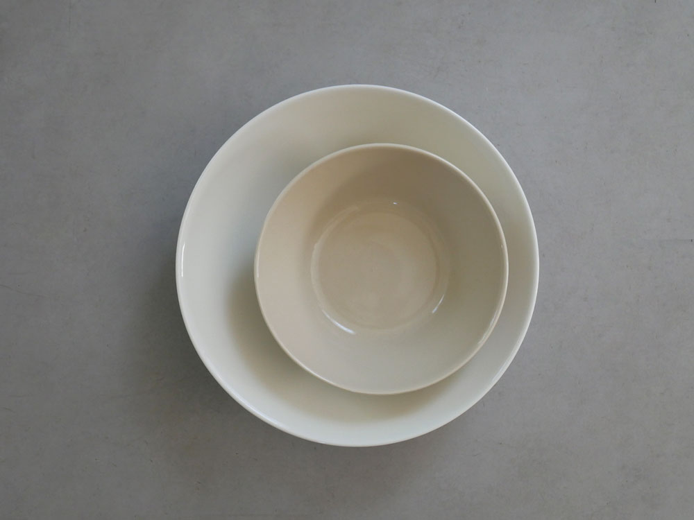 iittala（イッタラ）の磁器製ティーマボウル、シンプルなデザインのセラミックボウル