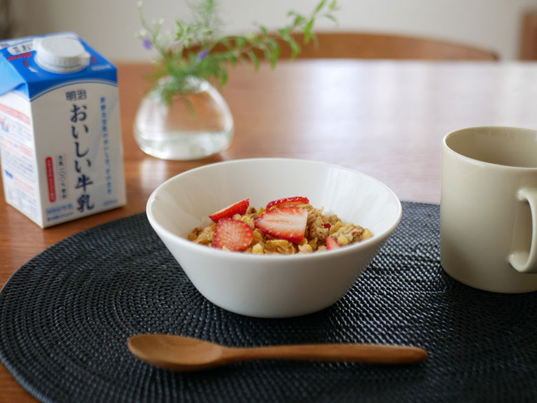 イッタラティーマボウル、磁器製の白色ボウルが15cmと21cmのサイズで並んでいます