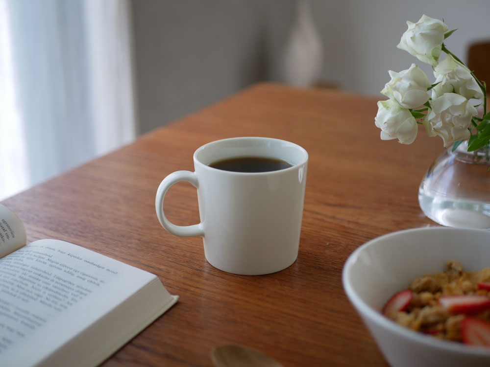 イッタラ製ティーママグ、白色磁器で約300mlの容量を持つコーヒーカップ