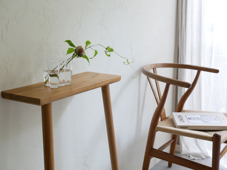 フィンランド製イッタラのアルヴァ・アアルトコレクション無鉛ガラスベースが木製家具と花鉢と共に配置されたインテリア