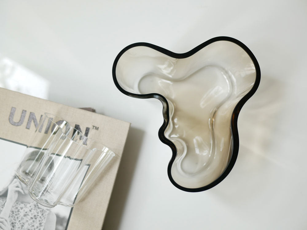 フィンランド製イッタラのアルヴァ・アアルトコレクション無鉛ガラスベース。ハート型のデザインが特徴的な透明なガラス製品。