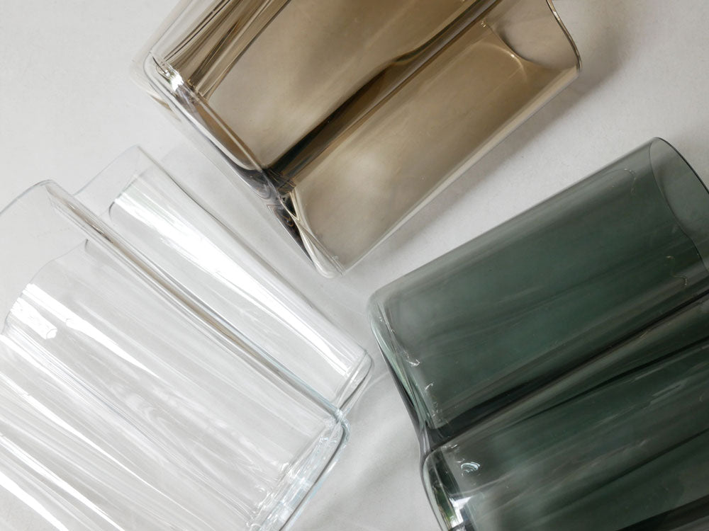 イッタラ アルヴァ・アアルト コレクションの無鉛ガラスベースにシリンダー型のハイボールグラスが並べられた様子