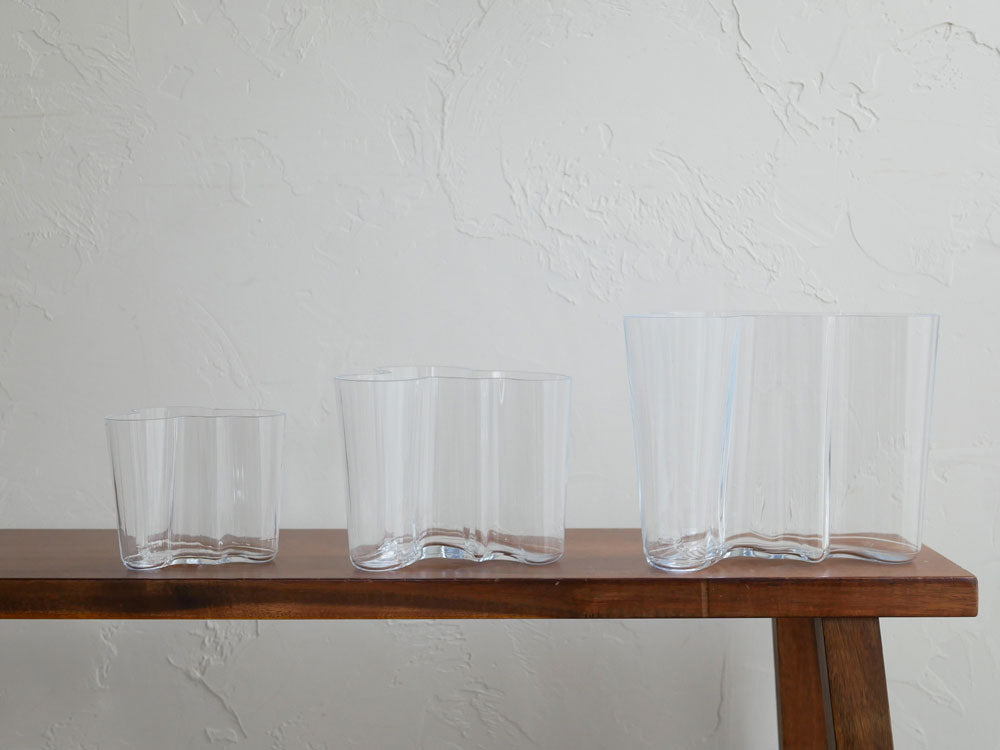 フィンランド製イッタラのアルヴァ・アアルトコレクション、透明な無鉛ガラス製の円筒形ベース