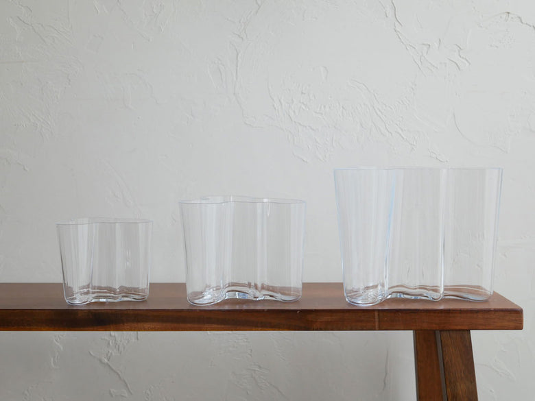 フィンランド製イッタラのアルヴァ・アアルトコレクション、透明な無鉛ガラス製の円筒形ベース