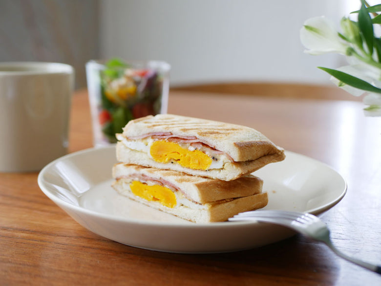 グリルdeクック ホットサンドパンで作られた卵サンドがテーブルに並んでいる様子