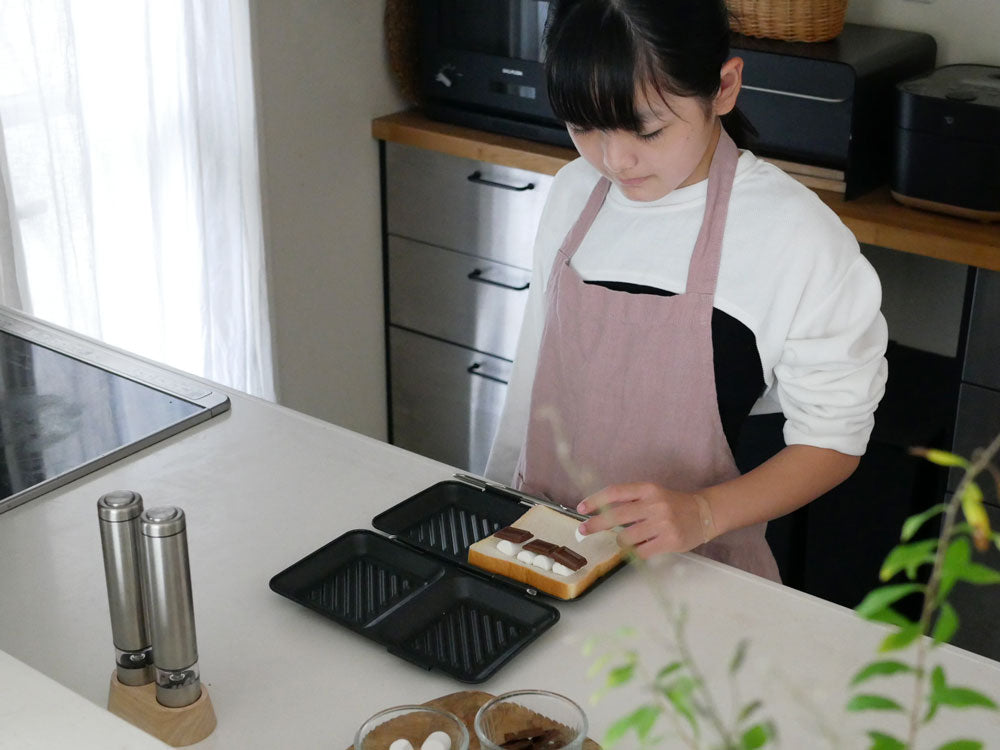 下村企販のグリルdeクック ホットサンドパンがキッチンカウンター上で調理中の様子