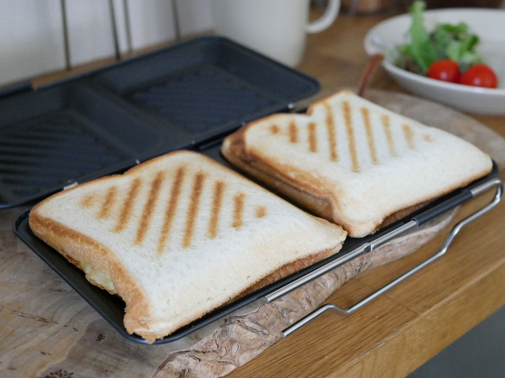 グリルdeクックで焼かれている白パンのホットサンド