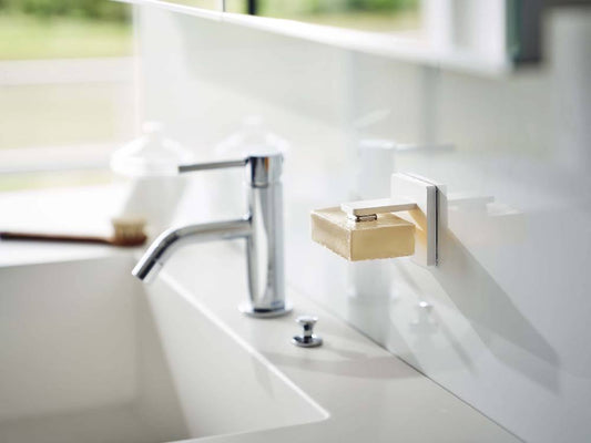 バスルームの洗面台に取り付けられた【MIST/ミスト】フィルムフック マグネット石鹸ホルダー