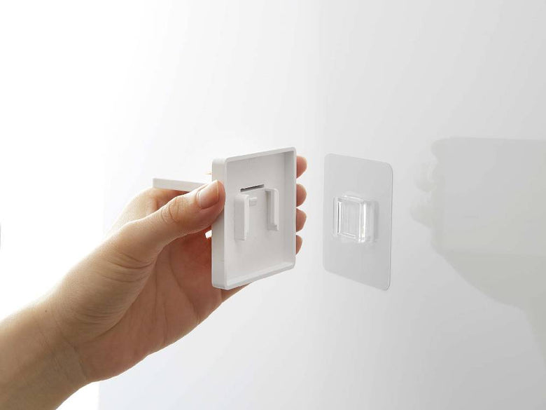 光沢のある壁面に取り付けられたMIST/ミストのマグネット石鹸ホルダー