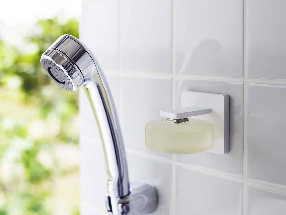 MIST/ミストのマグネットフィルムフックで石鹸が洗面台に掛けられている浴室の様子