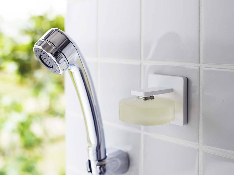 MIST/ミストのマグネットフィルムフックで石鹸が洗面台に掛けられている浴室の様子