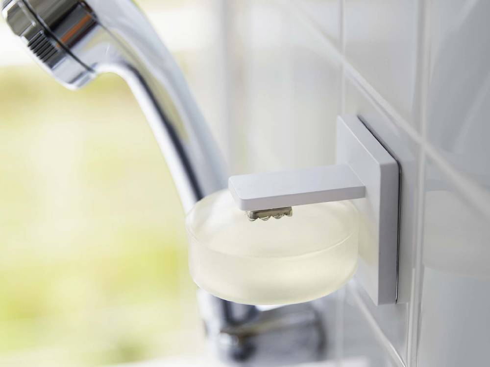 洗面台に設置されたMIST/ミストのマグネット石鹸ホルダー。ABS樹脂とステンレス素材を使用し、タイル壁にフィルムフックで固定されています。