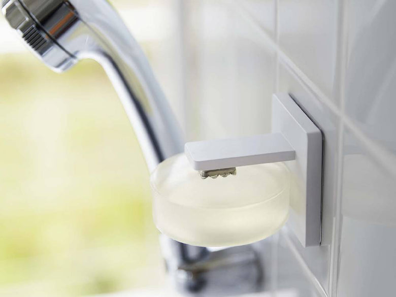 洗面台に設置されたMIST/ミストのマグネット石鹸ホルダー。ABS樹脂とステンレス素材を使用し、タイル壁にフィルムフックで固定されています。