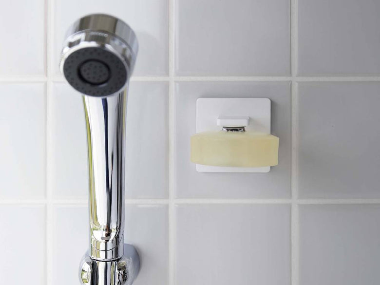 浴室のタイルにマグネット式フィルムフックで取り付けられたMIST/ミストの石鹸ホルダー