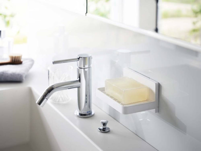 洗面所のシンクに設置されたミストフィルムフックと水が流れるソープトレー